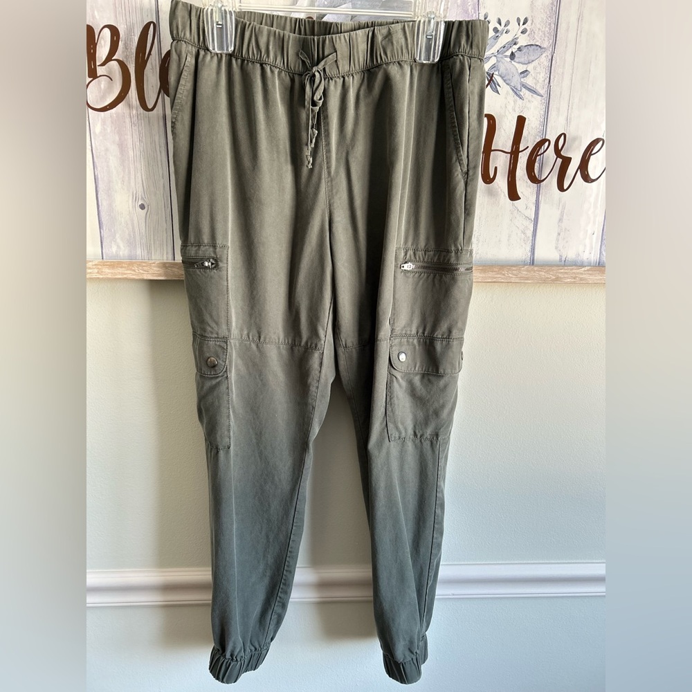 Banana Republic Women’s Olive Cargo Pants